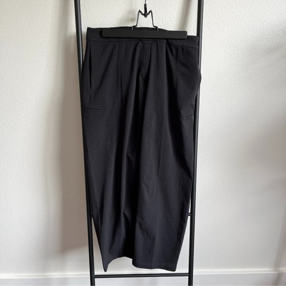 Lululemon ventlight cargo MR crop size 8 - Picture 2 of 6